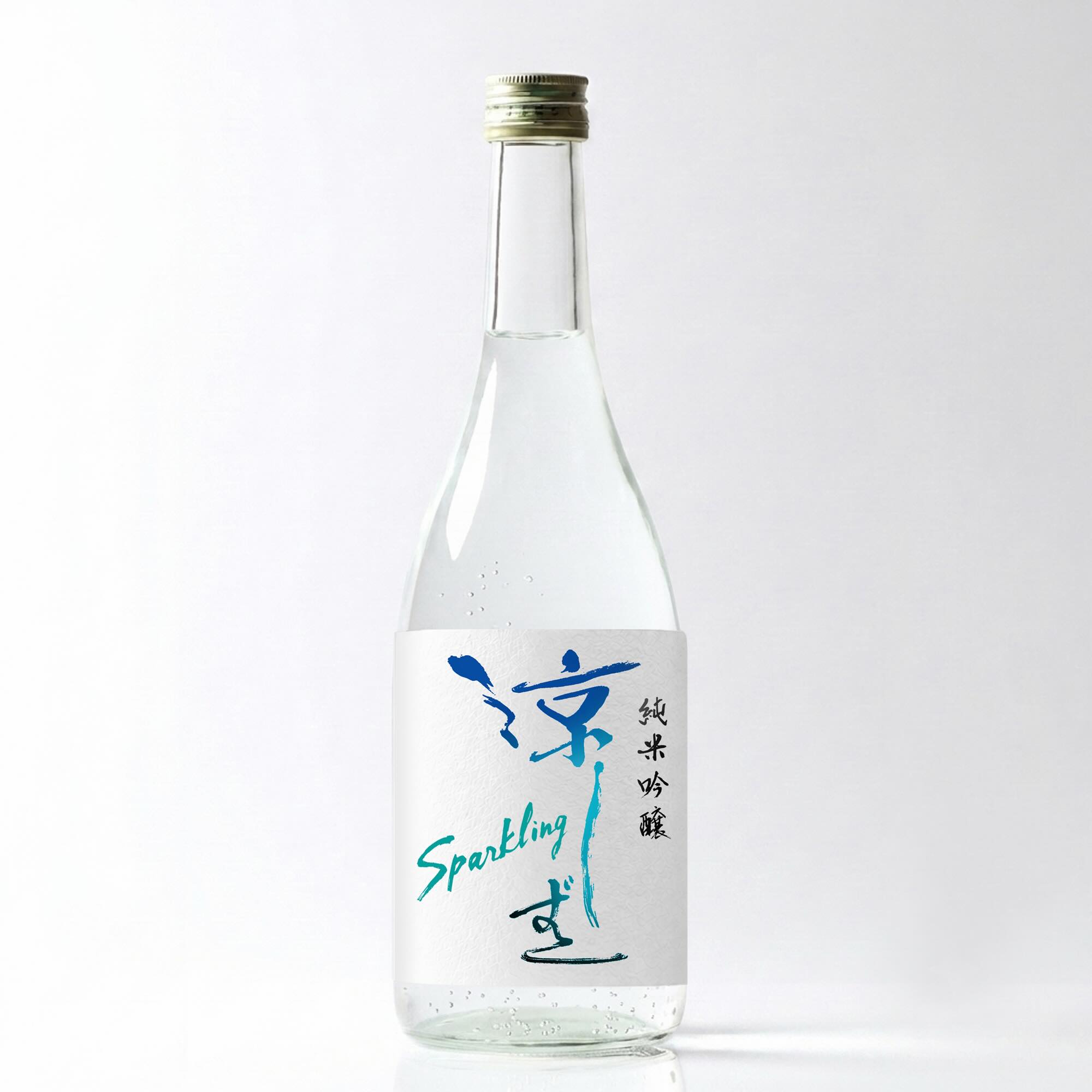 【今月のデザイン書】

7月課題「 純米吟醸 涼しずく Sparkling」

発泡性の日本酒の商品ロゴとして創作してみました。微炭酸の繊細な味わいは初夏にぴったり！

作家名:荒牧 繁彰

〈コメント 〉
グラスに注いだ瞬間に弾ける気泡が濃厚な香りを放出し、爽やかな気分を盛り立てる。また、しずくとなって蘇る日本酒の味覚はこたえられない。そんなイメージが伝われば。

#fukuokaデザイン書作会 #デザイン書道 #筆文字 #筆文字デザイン  #ロゴデザイン